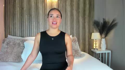 V A N N E S A   online show from November 17, 12:06 pm