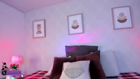 Snapshot of veesimons_dh chatting on September 22, 8:29 pm Vee Simons online show from September 22, 8:29 pm