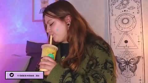 Vee Simons online show from July 2, 9:10 pm