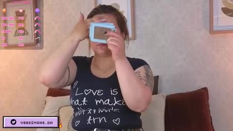 Vee Simons online show from February 23, 7:35 pm