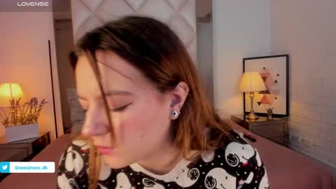 Snapshot of veesimons_dh chatting on January 5, 7:49 pm Vee Simons online show from January 5, 7:49 pm