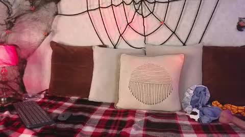 Vee Simons online show from October 31, 10:47 pm