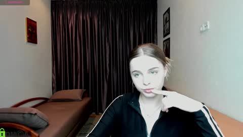 Snapshot of velora_vyxen chatting on October 6, 12:11 pm velora_vyxen online show from October 6, 12:11 pm