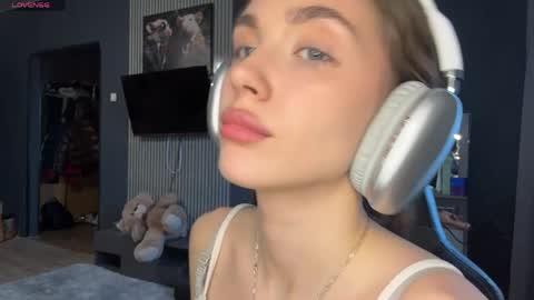 Nia online show from April 1, 3:09 pm