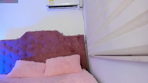 Snapshot of velveet_ chatting on September 23, 12:36 pm velveet_ online show from September 23, 12:36 pm