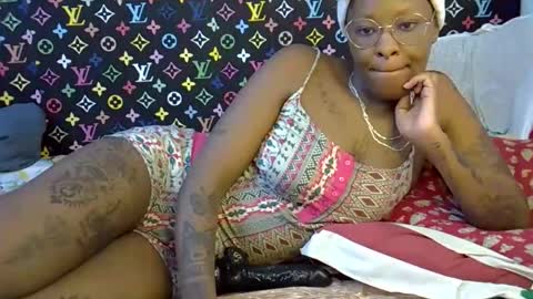 Snapshot of velvet_temptress chatting on October 16, 7:00 am velvet online show from October 16, 7:00 am