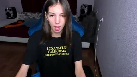 veneradi615 online show from February 1, 4:00 pm