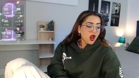 Snapshot of venus_steffen chatting on October 2, 12:43 pm Mia online show from October 2, 12:43 pm