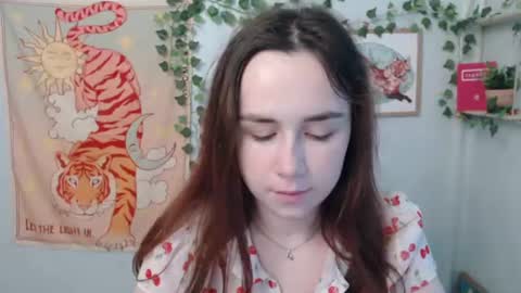 veryveryvery_shy online show from June 16, 5:41 am