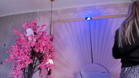 Vesper Velvet  online show from June 26, 5:09 am
