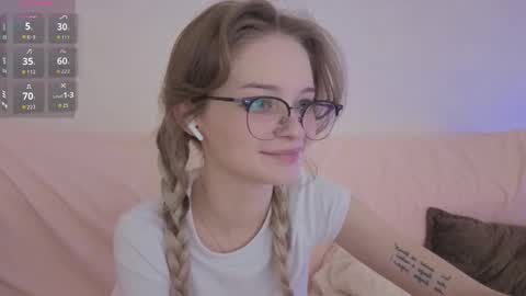 Snapshot of vialeta_baby chatting on October 15, 12:24 am Vi online show from October 15, 12:24 am