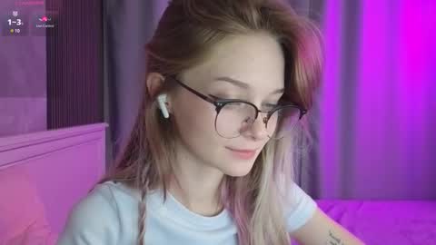 Snapshot of vialeta_baby chatting on September 20, 12:10 am Vi online show from September 20, 12:10 am