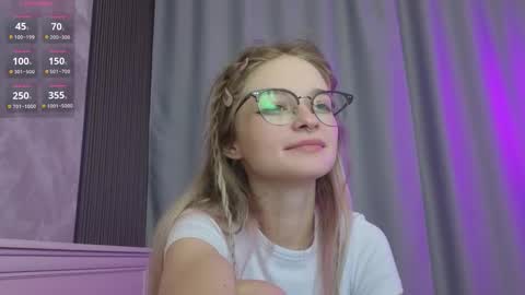 Snapshot of vialeta_baby chatting on September 23, 12:42 am Vi online show from September 23, 12:42 am