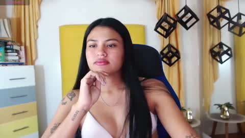 nahomy online show from January 28, 1:05 pm