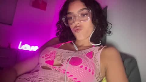 Snapshot of vickyyyx chatting on February 19, 4:23 am Goddess Victory  online show from February 19, 4:23 am