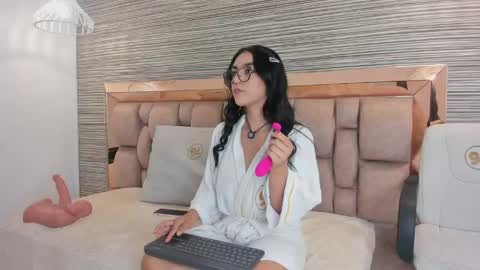  Victoria H  online show from May 28, 5:33 pm