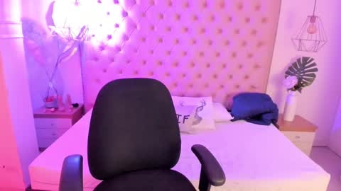Snapshot of victoria_kitt chatting on October 13, 7:16 pm victoria_kitt online show from October 13, 7:16 pm