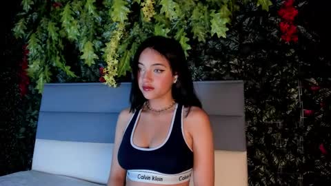 Snapshot of victoriaa2_doll chatting on October 14, 12:41 pm victoriaa2_doll online show from October 14, 12:41 pm