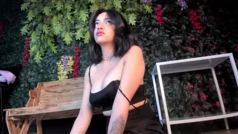 Snapshot of victoriaa2_doll chatting on October 19, 1:02 pm victoriaa2_doll online show from October 19, 1:02 pm