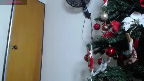 Snapshot of victoriamil1 chatting on December 16, 7:54 pm victoriamil1 online show from December 16, 7:54 pm