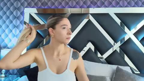 Snapshot of victtoria_lee chatting on February 4, 7:22 pm victtoria lee online show from February 4, 7:22 pm