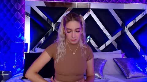 Snapshot of victtoria_lee chatting on October 9, 7:40 pm victtoria lee online show from October 9, 7:40 pm