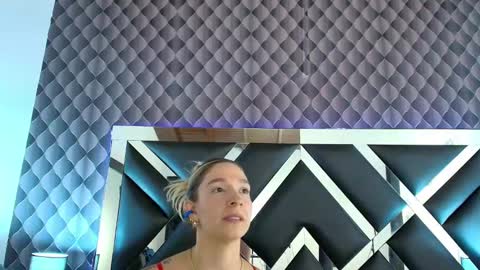 Snapshot of victtoria_lee chatting on February 21, 8:05 pm victtoria lee online show from February 21, 8:05 pm