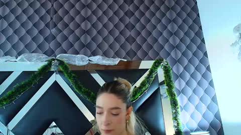 Snapshot of victtoria_lee chatting on December 13, 7:53 pm victtoria lee online show from December 13, 7:53 pm