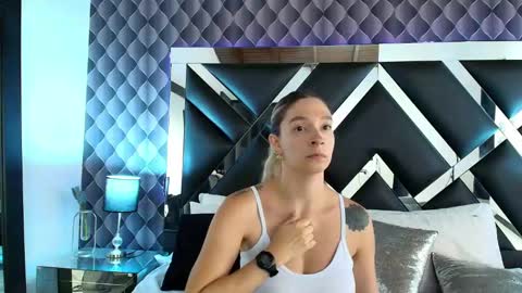 Snapshot of victtoria_lee chatting on February 17, 11:11 pm victtoria lee online show from February 17, 11:11 pm