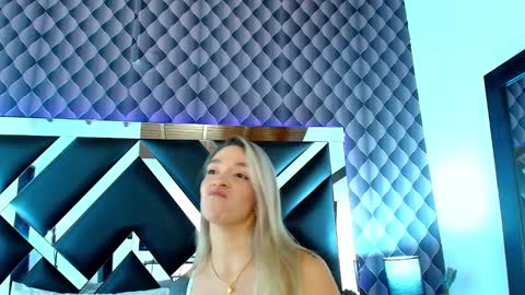 Snapshot of victtoria_lee chatting on February 7, 7:38 pm victtoria lee online show from February 7, 7:38 pm