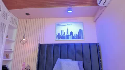Snapshot of viiolett_lee chatting on October 16, 9:06 pm Viiolett online show from October 16, 9:06 pm