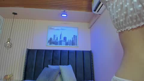 Snapshot of viiolett_lee chatting on December 23, 7:41 pm Viiolett online show from December 23, 7:41 pm