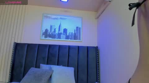 Snapshot of viiolett_lee chatting on December 22, 6:26 pm Viiolett online show from December 22, 6:26 pm
