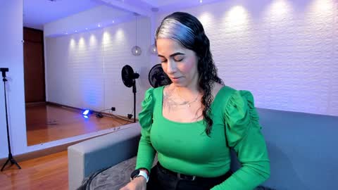 Snapshot of violeet_scott chatting on January 30, 11:01 am Violett Everyday From 0530 to 1430 Col Time online show from January 30, 11:01 am