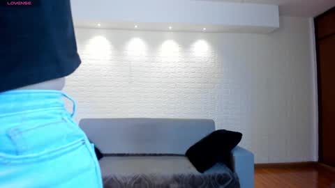 Snapshot of violeet_scott chatting on January 14, 10:48 am Violett Everyday From 0530 to 1430 Col Time online show from January 14, 10:48 am