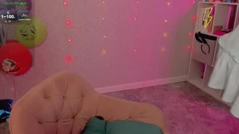 Snapshot of violet____h chatting on December 13, 8:36 pm violet____h online show from December 13, 8:36 pm