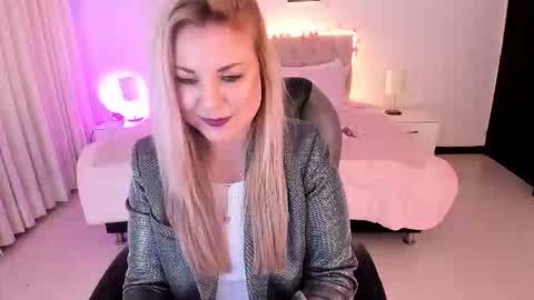 Snapshot of violeta_hotter_ chatting on October 18, 11:24 am violeta_hotter_ online show from October 18, 11:24 am