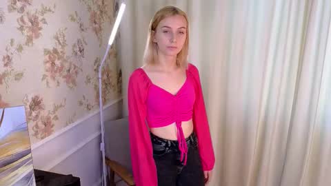 Mia online show from October 16, 5:21 am