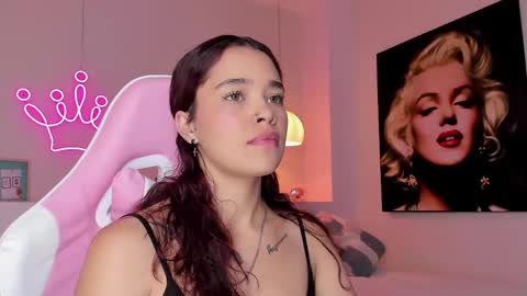 Snapshot of violeth_hill chatting on February 19, 9:03 pm Violeth Hill online show from February 19, 9:03 pm
