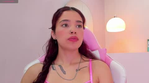 Snapshot of violeth_hill chatting on February 18, 4:37 am Violeth Hill online show from February 18, 4:37 am