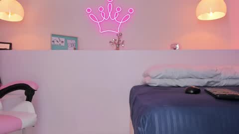 Snapshot of violeth_hill chatting on March 3, 8:50 pm Violeth Hill online show from March 3, 8:50 pm