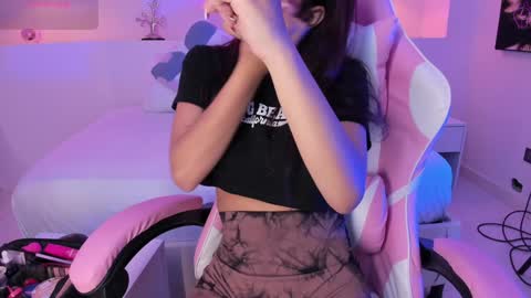 Snapshot of violeth_hill chatting on January 28, 8:36 pm Violeth Hill online show from January 28, 8:36 pm