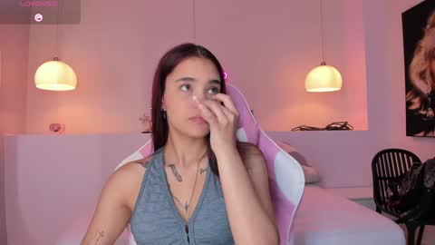 Snapshot of violeth_hill chatting on January 27, 8:17 pm Violeth Hill online show from January 27, 8:17 pm