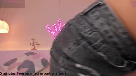 Snapshot of violeth_hill chatting on January 15, 2:49 am Violeth Hill online show from January 15, 2:49 am