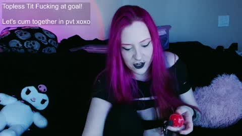 Snapshot of violetoctober chatting on January 24, 8:22 pm Violet October online show from January 24, 8:22 pm