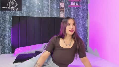 Snapshot of violetsalvatore chatting on February 6, 5:03 am Violet salvatore online show from February 6, 5:03 am