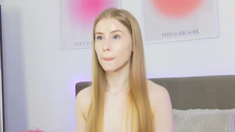 Snapshot of violetswone chatting on March 9, 3:27 pm VioletSwone online show from March 9, 3:27 pm