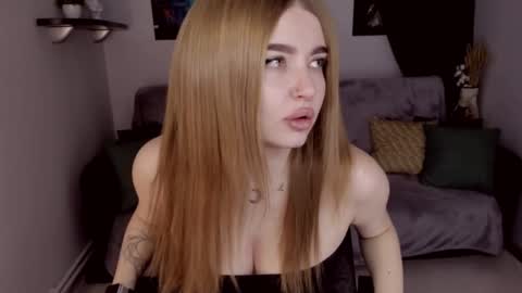 Snapshot of violettaotis chatting on January 8, 11:32 am ViolettaOtis online show from January 8, 11:32 am