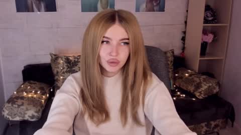 Snapshot of violettaotis chatting on December 16, 11:33 am ViolettaOtis online show from December 16, 11:33 am