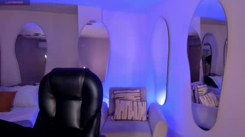 Violett Castel online show from October 24, 6:59 pm